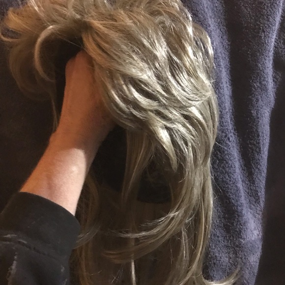 NEVER WORN. High quality, Blonde, synthetic wig - Picture 4 of 12